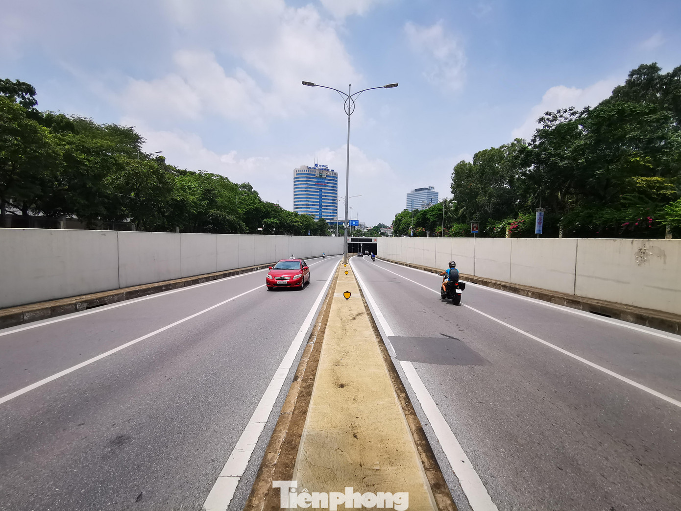 Thông tin từ Ban duy tu các công trình hạ tầng giao thông cho biết Sở Giao thông vận tải Hà Nội đã giao đơn vị này thực hiện dự án sửa chữa hầm đường bộ Kim Liên thuộc tuyến đường vành đai 1 Hà Nội. Thời gian thực hiện dự án sửa chữa hầm Kim Liên dự kiến 30 ngày trong tháng 8/2021.