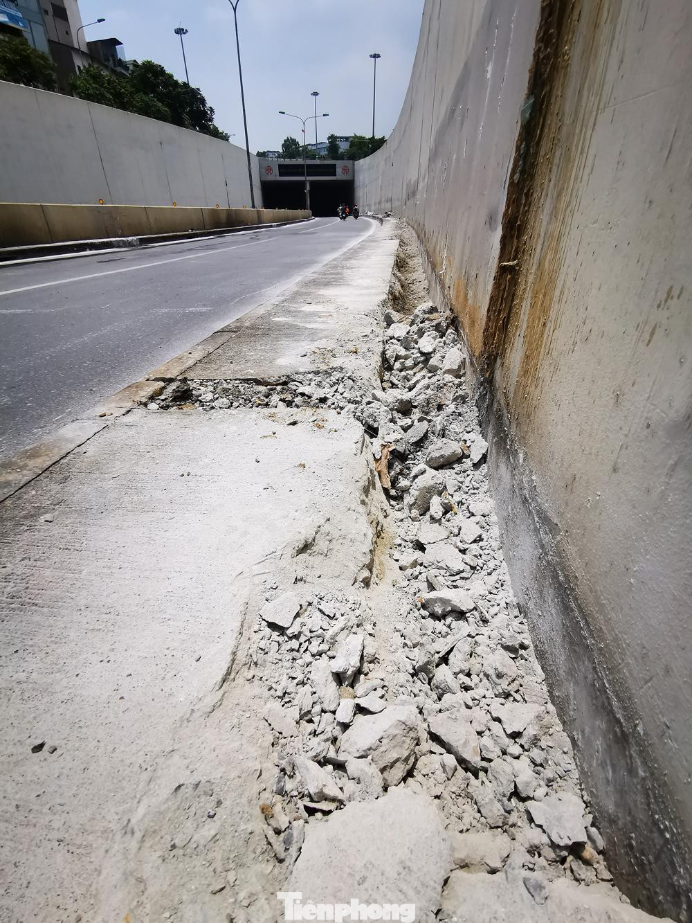 Cụ thể, cấm toàn bộ các phương tiện lưu thông trên một chiều của hầm Kim Liên để phục vụ công tác thi công sửa chữa 24/24h trong ngày.