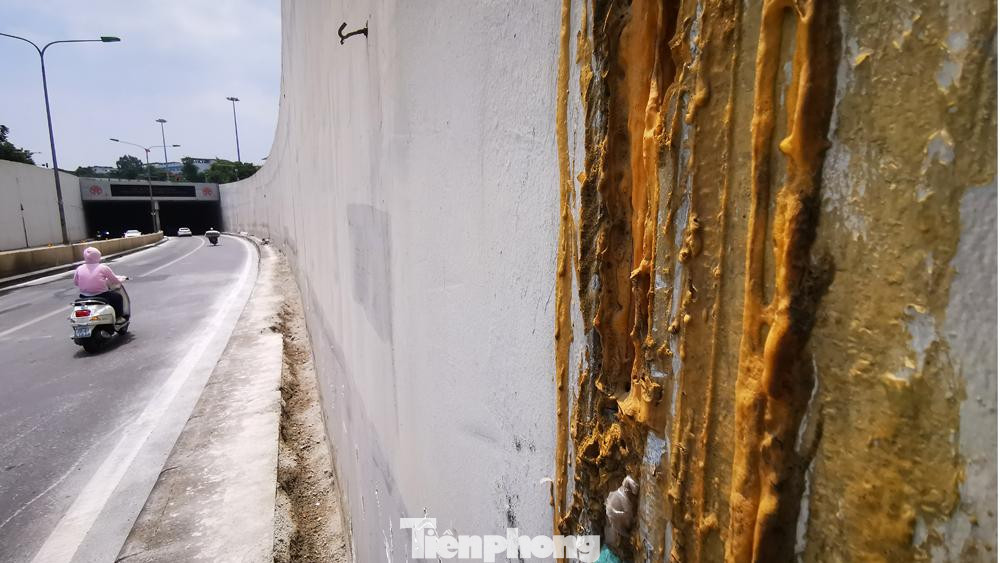 “Trong quá trình vận hành khai thác, tình trạng nước mặt thẩm thấu qua các khe co giãn và vết nứt thành đáy hầm bê tông cốt thép gia tăng theo thời gian đã và đang làm hỏng kết cấu mặt đường bê tông asphalt (nhựa). Tình trạng này gây mất an toàn và đã xảy ra một số vụ tai nạn giao thông nghiêm trọng”, đại diện Ban Duy tu thông tin.