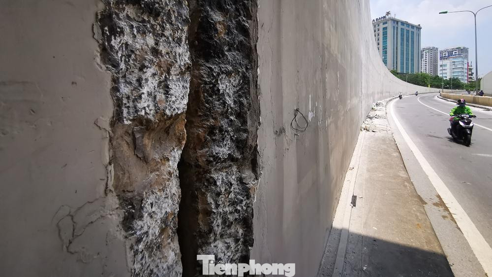 Chiều còn lại các phương tiện lưu thông bình thường trong hầm. Thi công cuốn chiều từng chiều hầm, hoàn thiện thi công xong mới chuyển sang thi công chiều hầm còn lại.