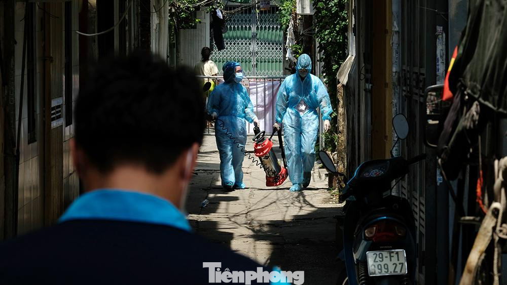 5 người trong cùng gia đình có địa chỉ tại P205 B8 Tân Mai, Hoàng Mai gồm mẹ là N.T.T.M, nữ, sinh năm 1955, có triệu chứng từ ngày 15/7; con gái ruột là T.T.M, nữ, sinh năm 1983, có triệu chứng từ ngày 17/7; con của bệnh nhân T.T.M là T.T.T, nam, sinh năm 2009, T.D.T, nam, sinh năm 2012 có triệu chứng từ 17/7; cháu của bệnh nhân T.T.M là H.T.N.S, nam, sinh năm 2013.