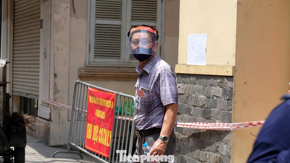 Do ở tòa B8 khu vực ngách 238/7 Tân Mai có 5 ca dương tính với SARS-CoV-2 (5 người trong một gia đình gồm 7 người cùng ở tại đây).