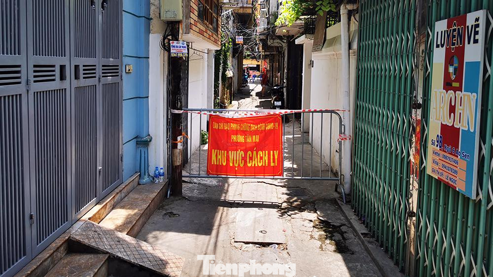 Mọi ngách vào khu tập thể này đều được dựng rào chắn phong toả theo tình trạng "nội bất xuất, ngoại bất nhập".