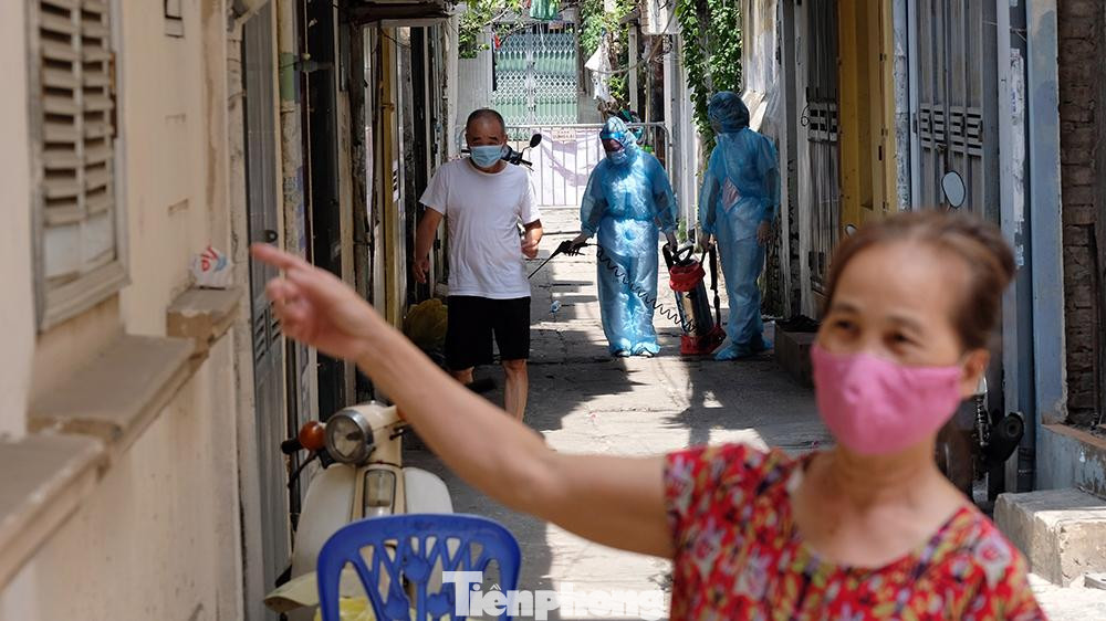 Công tác phun khử khuẩn toàn bộ ngách này vẫn được các nhân viên y tế tiến hành trong buổi sáng nay.