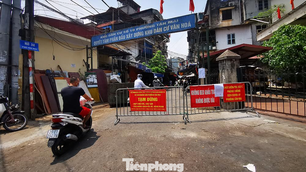 Ngay lối vào chợ Tân Mai gần đó cũng được rào chắn hạn chế lượng người ra vào.