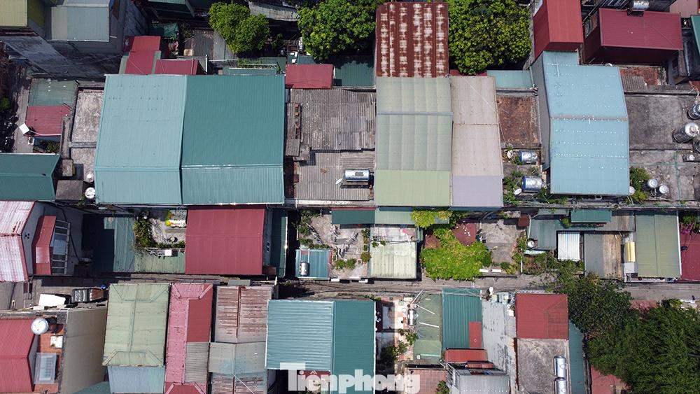 Thông tin từ UBND phường Tân Mai (quận Hoàng Mai) cho biết đã ban hành thông báo về việc tạm thời phong tỏa tại ngách 238/7 Tân Mai, thuộc tổ dân phố 15 phường Tân Mai để phòng, chống dịch Covid-19.