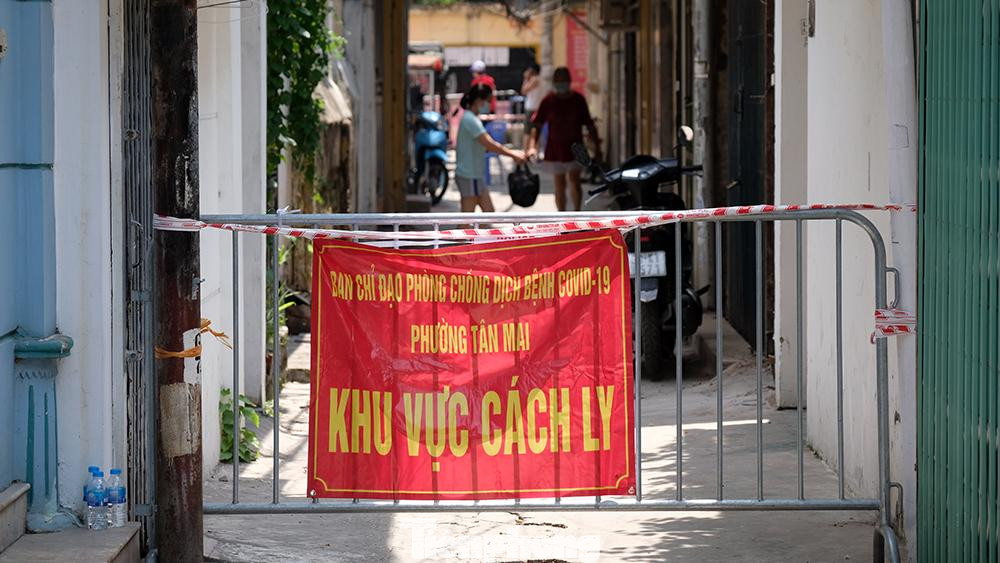 Ngày 17/7, cả nhà bệnh nhân đi làm xét nghiệm tại Bệnh viện Bạch Mai ghi nhận 5 trường hợp dương tính với SARS-CoV-2. Hiện chưa ghi nhận yếu tố dịch tễ liên quan, TTYT quận Hoàng Mai và các lực lượng chức năng vẫn đang tiếp tục điều tra.