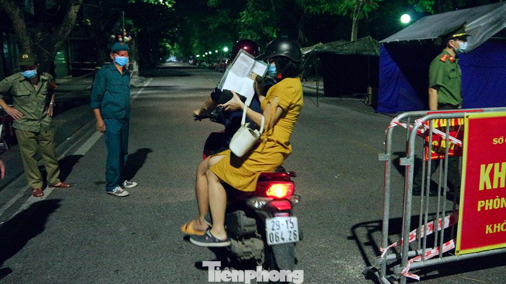 Toàn bộ tập thể 20D Trần Quý Cáp và ngách 1 ngõ 62 phố Trần Quý Cáp, số nhà 18 ngõ 62 phố Trần Quý Cáp; gồm 63 hộ gia đình và 148 nhân khẩu. Thời gian áp dụng từ 18h00 ngày 11/9/2021 đến 18h00 ngày 19/9/2021.