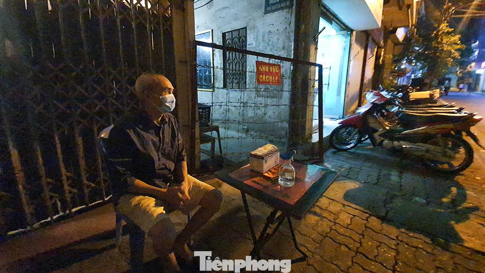 Tại những ngách nhỏ, lực lượng tổ dân phố vẫn cắt cử người ngồi kiểm soát cũng như nhắc nhở người dân cẩn trọng phòng dịch.