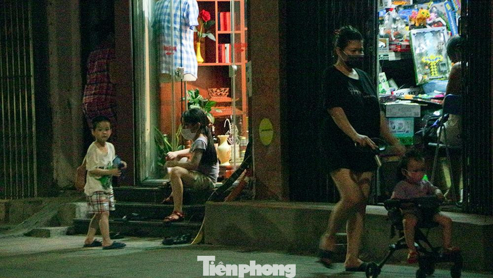 Theo ghi nhận của phóng viên Báo Tiền Phong, dù đã được gỡ bỏ phong tỏa sau thời gian dài nghiêm ngặt phòng dịch, hình ảnh trong khu vực vẫn khá yên ắng. Người lớn chỉ cho trẻ nhỏ ra ngồi ở vỉa hè hóng gió, không chạy nhảy vui chơi ngoài phố.