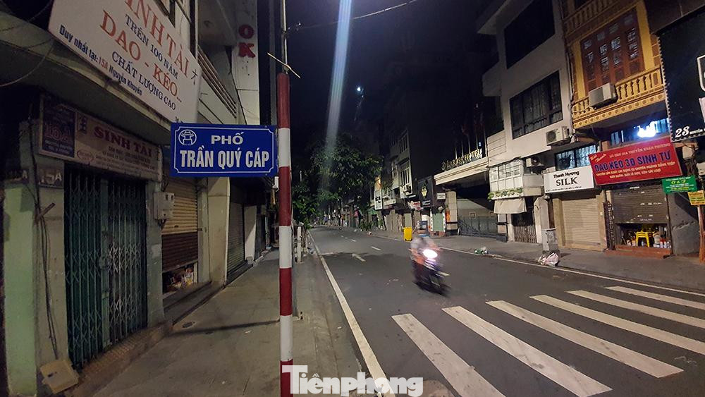 Khu vực nhộn nhịp bậc nhất phường Văn Miếu là phố Trần Quý Cáp vắng lặng. Nhà nhà vẫn cửa đóng then cài như những ngày phong tỏa cách ly y tế.