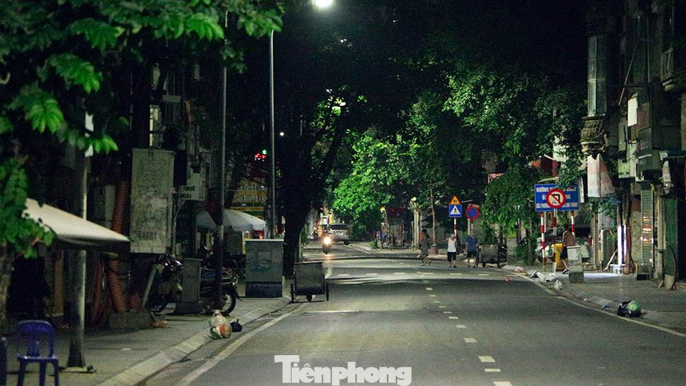 Như vậy, với quyết định mới nhất, quận Đống Đa đã kết thúc cách ly y tế đối với toàn bộ 2 phường Văn Chương, Văn Miếu trừ 4 khu vực nêu trên từ 18 giờ 00 phút ngày 11/9/2021. Theo quận Đống Đa, khu vực kết thúc cách ly y tế duy trì thực hiện các biện pháp giãn cách xã hội theo Chỉ thị số 16 của Thủ tướng Chính phủ và Chỉ thị số 20 ngày 03/9/2021 của Chủ tịch UBND thành phố Hà Nội.