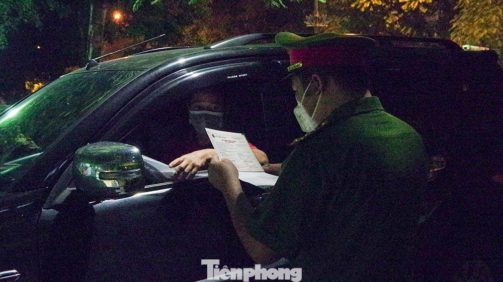 Tuy nhiên, đến ngày 3/9, UBND quận Đống Đa quyết định kéo dài cách ly y tế thêm 7 ngày đối với 2 phường Văn Chương và Văn Miếu, đến 18 giờ 00 phút ngày 11/9.