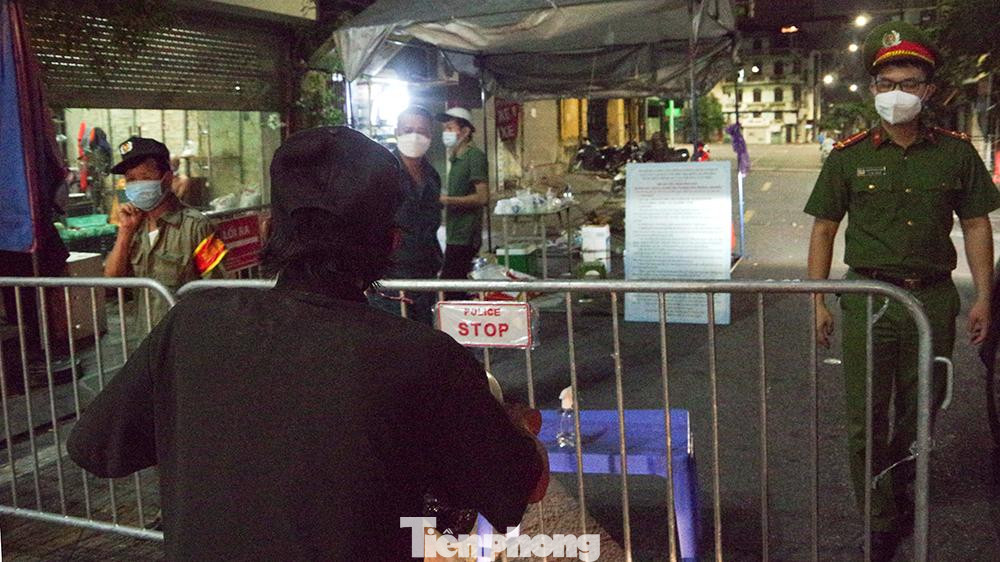 Trước đó, chiều 21/8, UBND quận Đống Đa đã ban hành quyết định thành lập vùng cách ly y tế toàn bộ 2 phường Văn Chương và Văn Miếu để phòng chống dịch COVID-19, khu vục sinh sống mới mật độ dân cư khoảng trên 21.000 người. Thời gian theo quyết định ban đầu là từ 18 giờ ngày 21/8 đến 18 giờ ngày 4/9