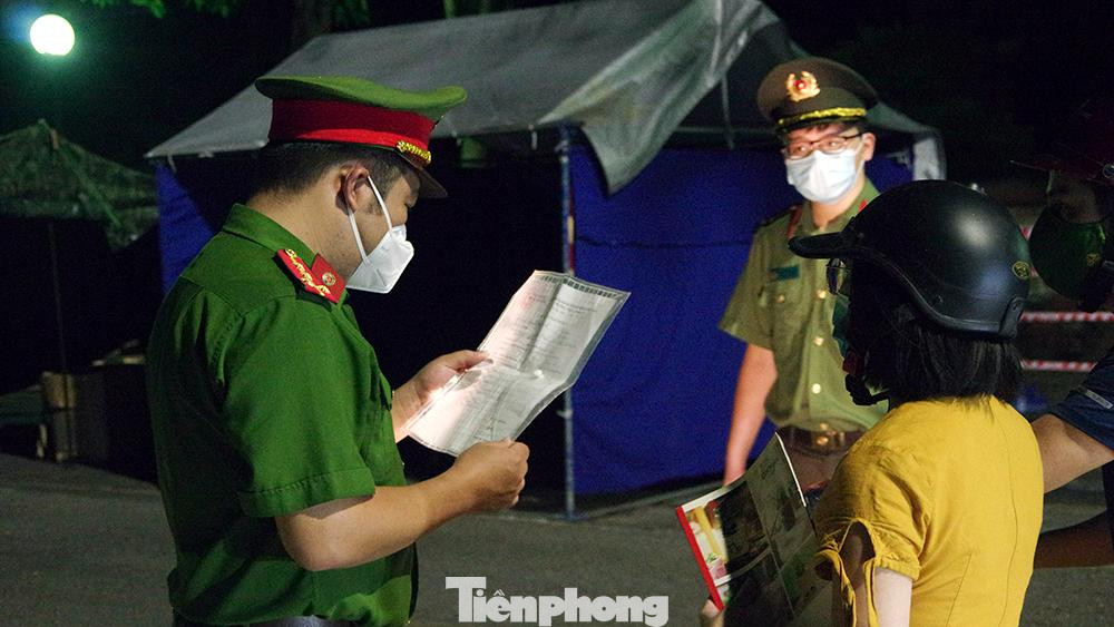 Gồm: toàn bộ tập thể 16B Ngô Tất Tố và từ số nhà 27 đến 31 phố Ngô Tất Tố; gồm 60 hộ gia đình và 155 nhân khẩu. Thời gian áp dụng từ 18h00 ngày 11/9/2021 đến 18h00 ngày 18/9/2021...