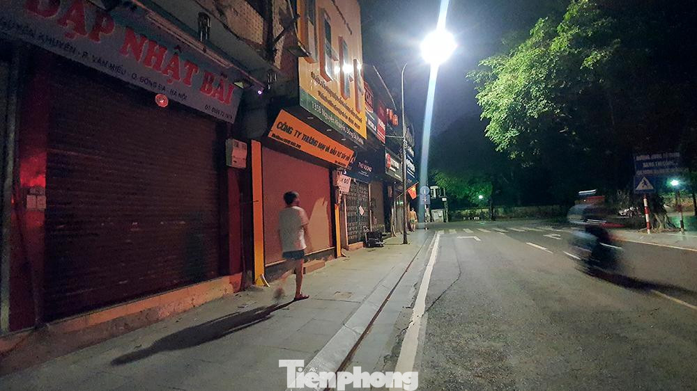 Nhiều con phố trong phường, lâu lâu mới thấy một vài người đi lại.