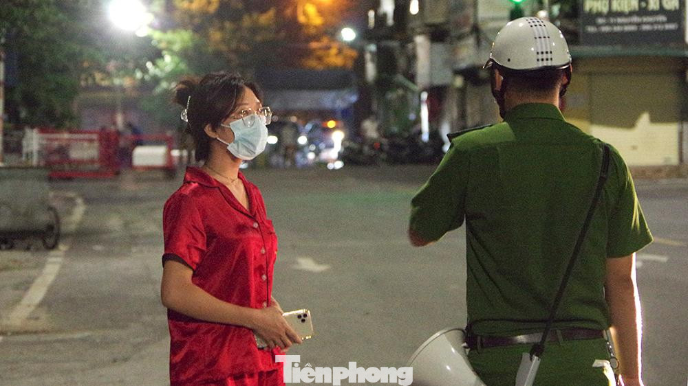 Lực lượng chức năng nhắc nhở người dân không nên ra đường nếu không thật sự cần thiết, cẩn trọng trong công tác phòng dịch trong khu vục vẫn còn nguy cơ cao.