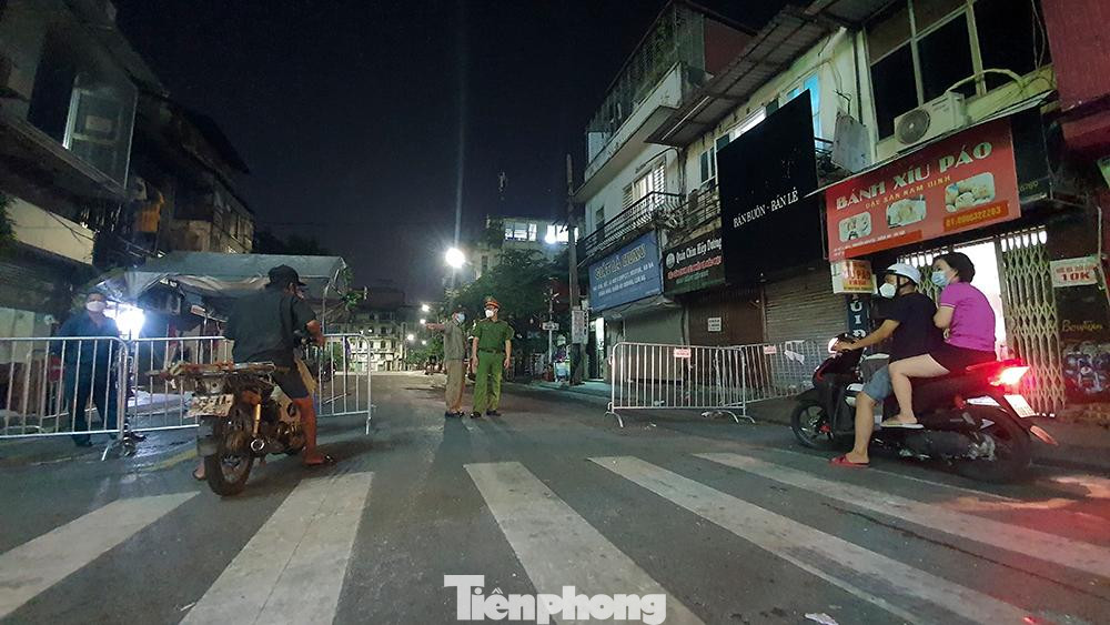 Đầu phố Nguyên Khuyến, lực lượng chức năng vẫn trực chốt, kiểm tra nghiêm ngặt người ra vào khu vực.
