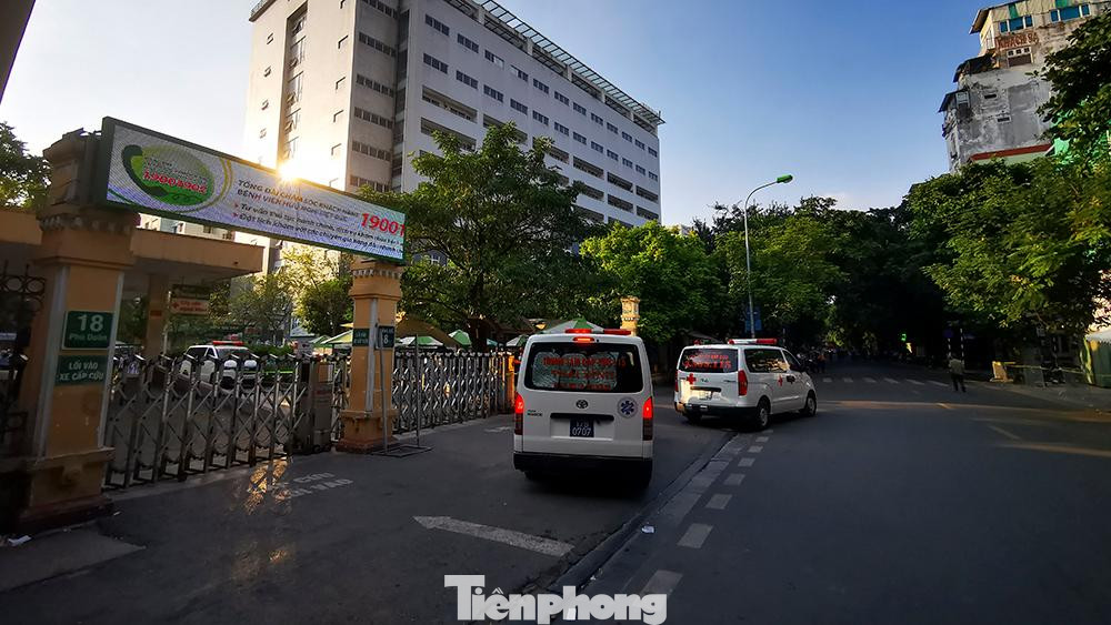 Trường hợp này là P.Đ.T., nam, sinh năm 1972, địa chỉ tại xóm 6, Mỹ Hòa, xã Phù Lưu, huyện Lộc Hà, Hà Tĩnh. Bệnh nhân là người nhà vào chăm sóc em rể điều trị tại khoa Ung Bướu, Bệnh viện Việt Đức từ ngày 19/9, khi vào có test kháng nguyên âm tính tại Bệnh viện Đa khoa tỉnh Hà Tĩnh. Ngày 29/9, Bệnh viện Việt Đức xét nghiệm PCR trước khi ra viện, kết quả nghi ngờ, sau đó được CDC Hà Nội xét nghiệm khẳng định dương tính.