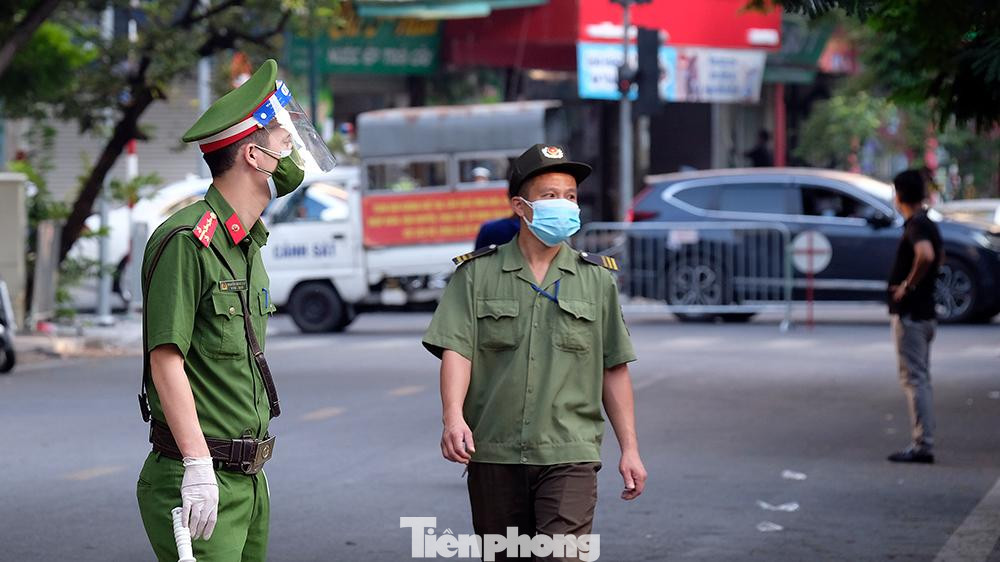 Hiện tại, lực lượng chức năng tạm thời phong tỏa tòa nhà D Bệnh viện Việt Đức.