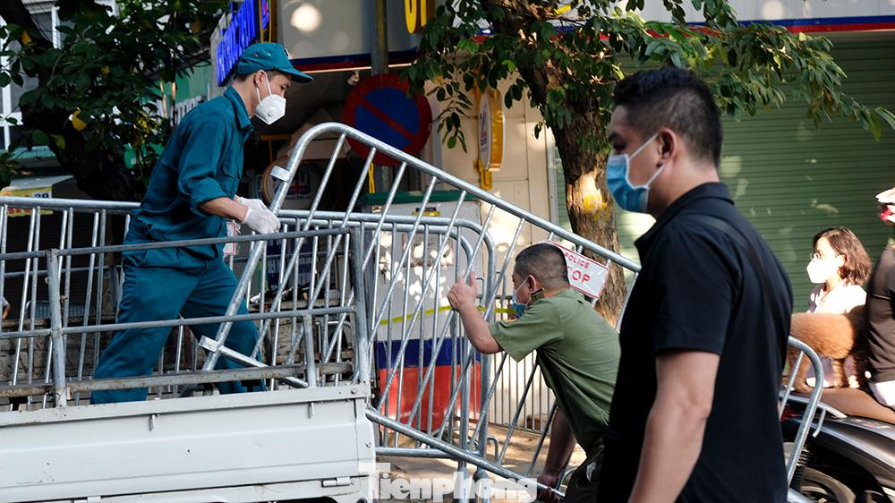 Ngay sau khi nắm được thông tin, lực lượng chức năng phường Hàng Trống (quận Hoàn Kiếm) đã tiến hành phong tỏa tạm thời toàn bộ khu vực lân cận cổng bệnh viện.