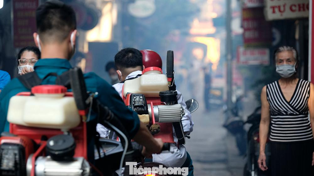 Cũng như phun khử khuẩn các ngõ dân sinh gần khu vực Bệnh viện Việt Đức trên phố Phủ Doãn.