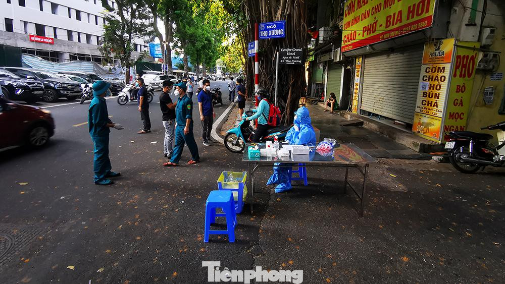 Các nhóm y tế lấy mẫu test nhanh COVID-19 được lập khẩn trương ở các ngõ cũng như trên tuyến phố Phủ Doãn để lấy mẫu.