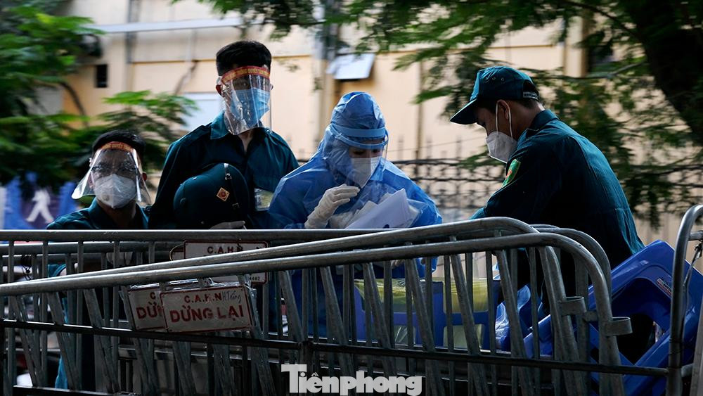 Liên quan đến ca bệnh này, CDC Hà Nội cũng thông báo tìm người trên địa bàn thành phố Hà Nội có đến làm việc, khám chữa bệnh hoặc chăm sóc người bệnh tại Tầng 8, Nhà D, Bệnh viện Hữu nghị Việt Đức kể từ ngày 19/9/2021 đến 30/9/2021.