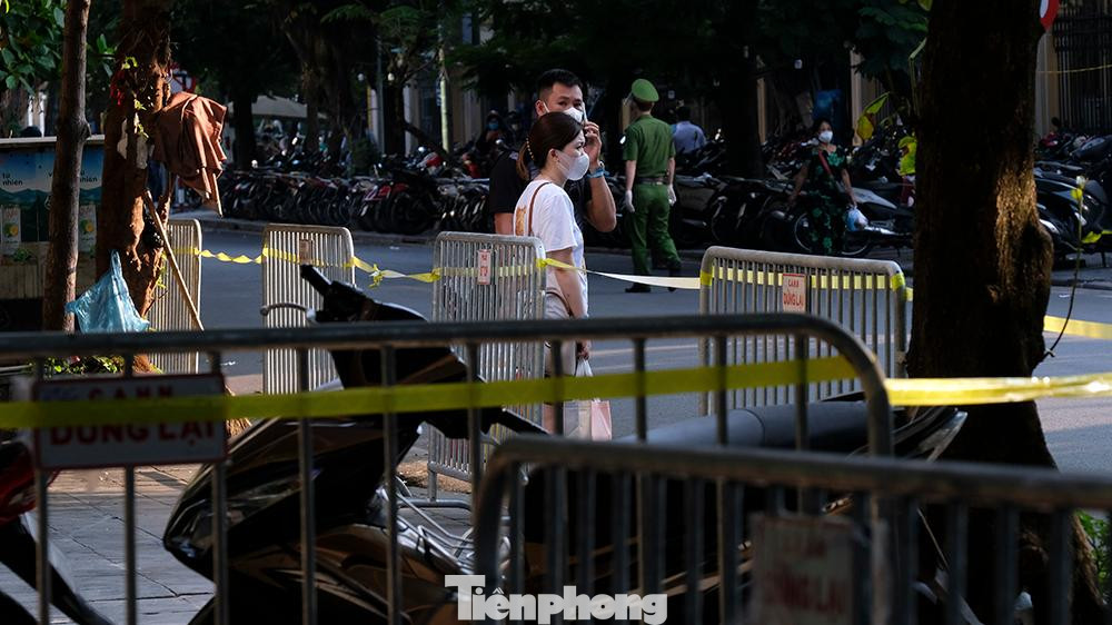 Chiều 30/9, ông Trần Bình Giang - Giám đốc Bệnh viện Hữu nghị Việt Đức thông tin, tại Bệnh viện đã phát hiện 1 ca F0 chứ không phải chùm ca nhiễm COVID-19 như thông tin bên ngoài.