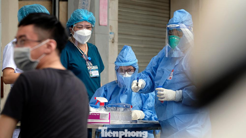 Tất cả nhân viên các hiệu thuốc cũng như người dân bán hàng ở phía đối diện bệnh viện đều được lấy mẫu xét nghiệm sàng lọc ngay trong chiều hôm nay (30/9).