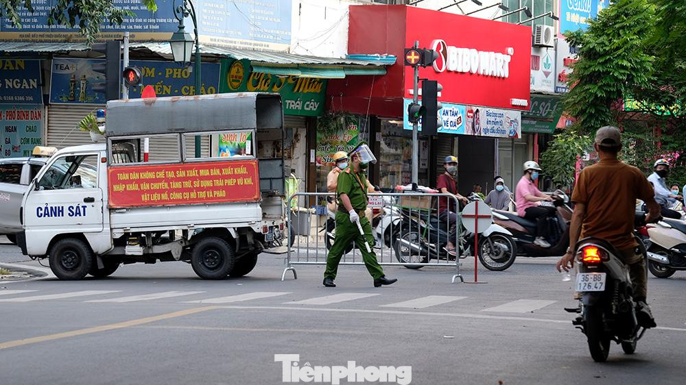 Phố Phủ Doãn tại ngã tư giao cắt với phố Tràng Thi được rào chắn, cấm các phương tiện ra, vào khu vực.
