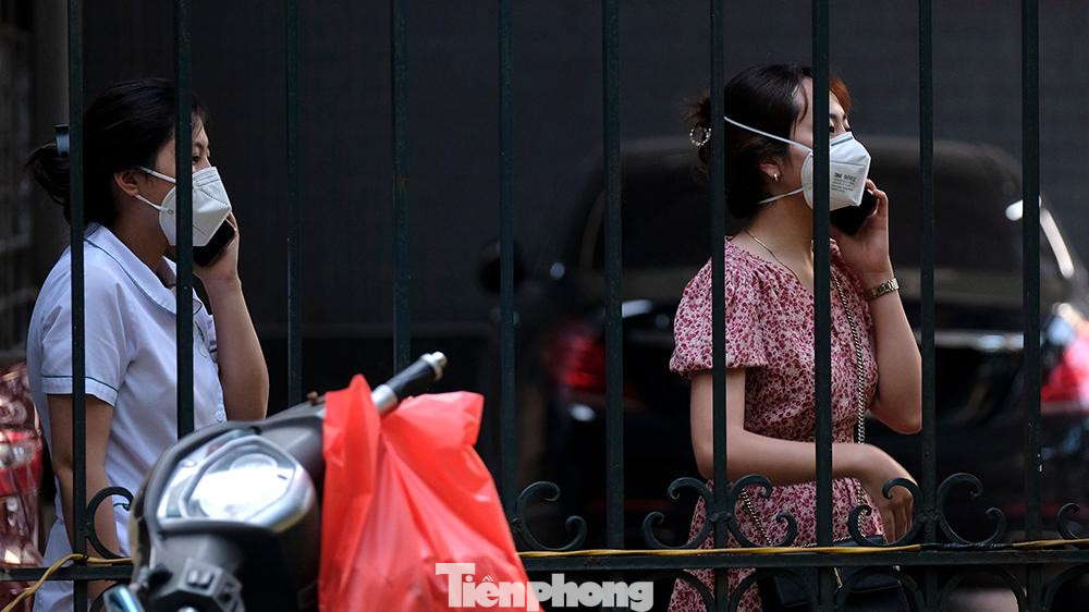 Ở phía trong, nhân viên y tế, người nhà bệnh nhân liên tục gọi điện thoại để liên lạc với bên ngoài.