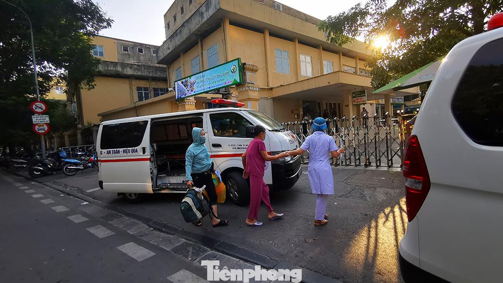 Khoảng 1.400 người bao gồm người nhà, bệnh nhân, nhân viên y tế trong tòa nhà sẽ được lấy mẫu xét nghiệm để khoanh vùng, truy vết.