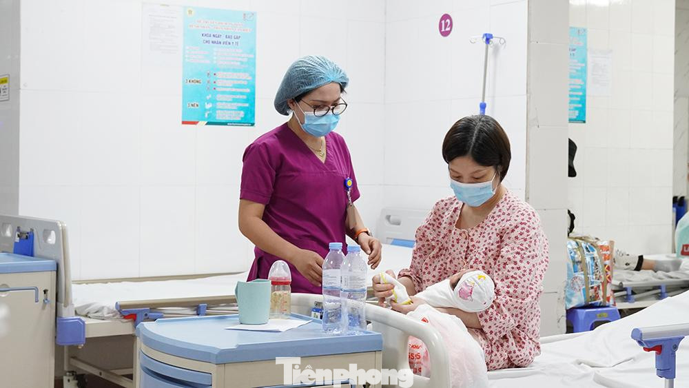 Ngoài ra, trẻ nhỏ mới chào đời đều được trang bị tấm chống giọt bắn đặc biệt để hạn chế tiếp xúc với môi trường xung quanh trong thời kỳ dịch bệnh diễn ra phức tạp.