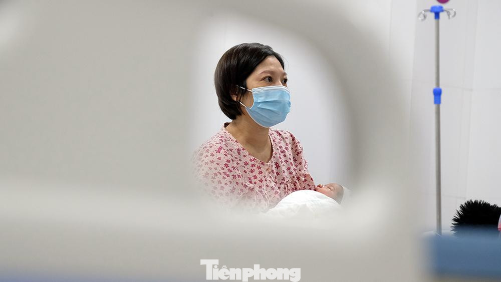 Sản phụ Nguyễn Thị Anh (35 tuổi, phố Phan Đình Giót, Hà Nội) bày tỏ: "Khi nghe tin bệnh viện ghi nhận 1 ca dương tính với COVID-19, tôi cũng có lo lắng. Nhưng qua những lần thăm khám tại Khoa sản 1 thì tôi thấy công tác phòng chống dịch của Khoa rất tốt, nên tôi vẫn quyết định sinh con tại đây. Hôm nay chuẩn bị được ra viện, tôi thấy hài lòng và an tâm"