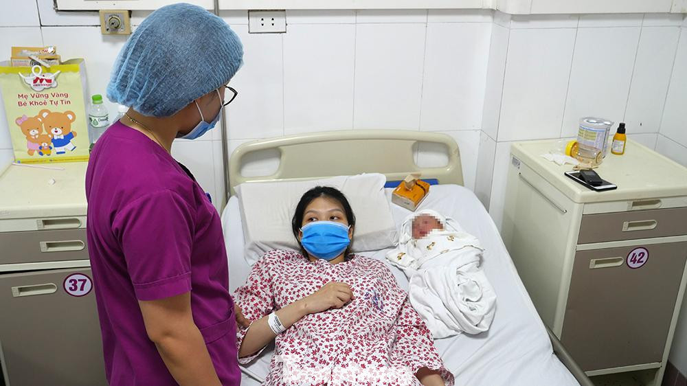 Sự chăm sóc, thăm hỏi của đội ngũ y, bác sĩ luôn tiếp thêm sức mạnh cũng như sự an tâm đối với mỗi sản phụ sinh em bé trong tình hình dịch ngày càng phức tạp hiện nay.