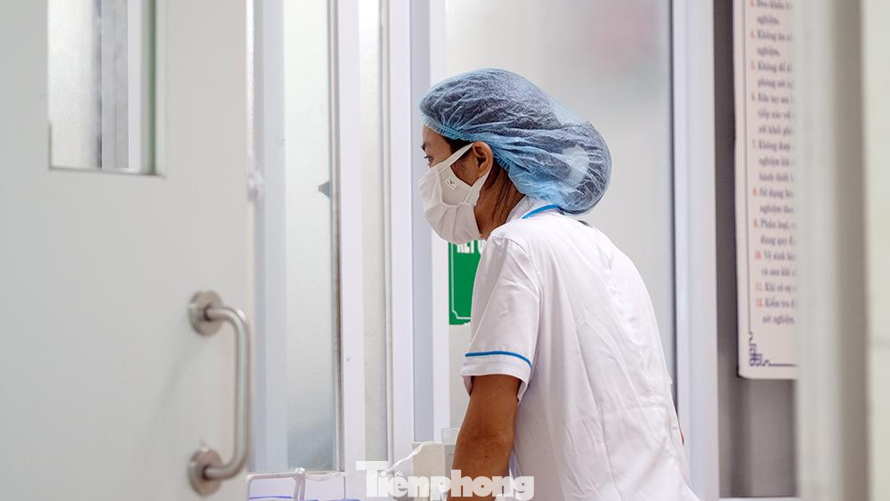 Việc bảo vệ những bà mẹ mang thai, sản phụ và hơn hết là những bé mới chào đời là điều được các bác sỹ ở đây đặc biệt lưu ý, từ khâu tắm cho trẻ như thế nào, không tiếp xúc với quá đông người ra sao....