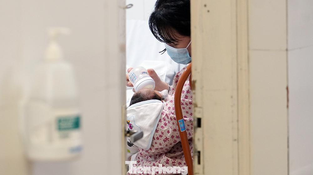 Ở mỗi cửa phòng, cồn sát khuẩn luôn được bố trí để sát khuẩn tay cho y, bác sĩ cũng như người nhà bệnh nhân.