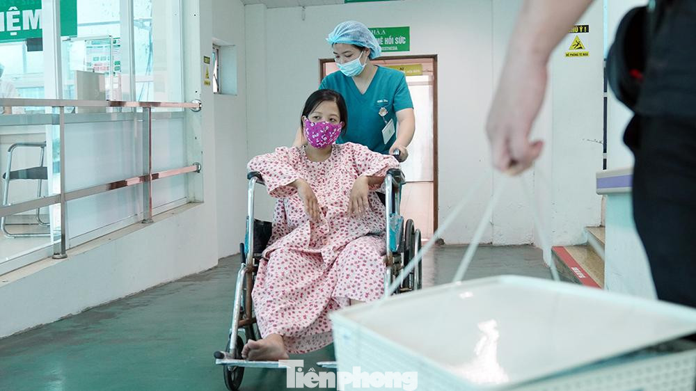 Thai phụ được nhân viên bệnh viện chăm sóc đặc biệt mùa dịch bệnh.
