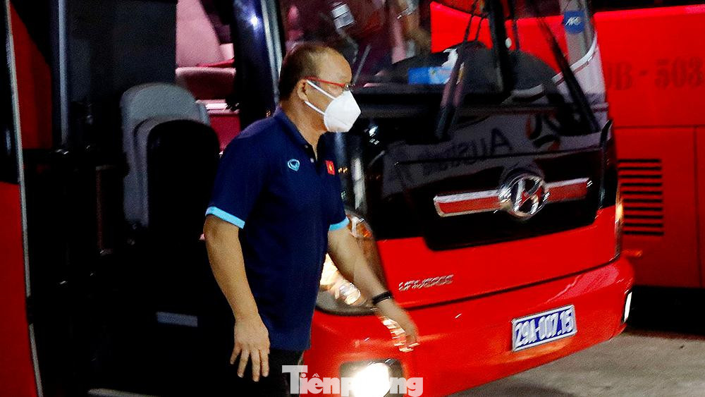 Chiều nay, 6/9, đội tuyển Việt Nam đã có buổi tập luyện trên sân vận động Mỹ Đình, ngay trước đó đội tuyển Úc cũng đã có buổi tập làm quen sân.