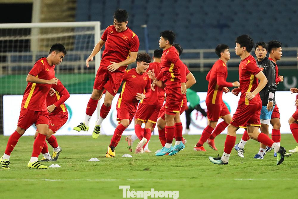 Tại buổi tập luyện tối 6/9 để làm quen và cảm nhận lại mặt sân, các cầu thủ đội tuyển Việt Nam đã khởi động, ban huấn luyện đưa ra bài tập phát bóng dài và đánh đầu.