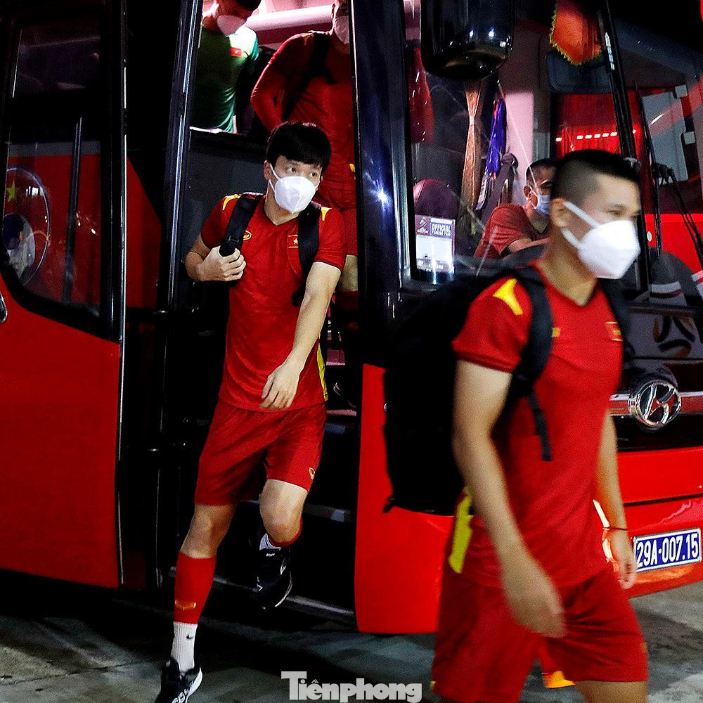 Đúng 19 giờ, các cầu thủ cùng ban huấn luyện đã đến SVĐ quốc gia Mỹ Đình.
