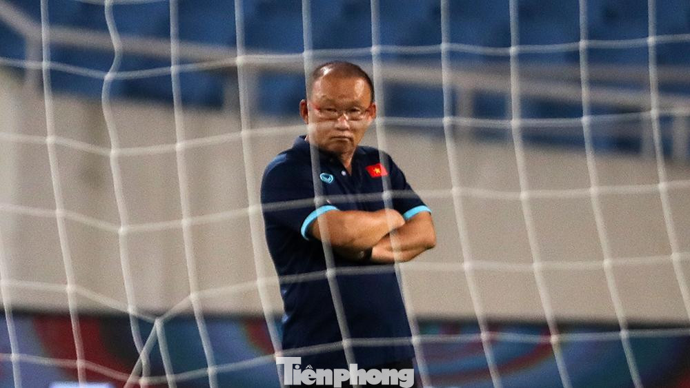 Do vậy, ông và các học trò của mình sẽ phải nỗ lực gấp bội trong cuộc đối đầu này. Vấn đề với tuyển Việt Nam ở thời điểm này là hàng thủ. Hàng thủ vốn đã khuyết nhiều vị trí như Đoàn Văn Hậu, nay lại thiếu vắng Duy Mạnh và sự tái phát chấn thương của Đình Trọng sẽ càng khiến tuyển Việt Nam gặp khó khăn hơn, nhất là trước những cầu thủ có thể hình cao to bên phía đội tuyển Úc.