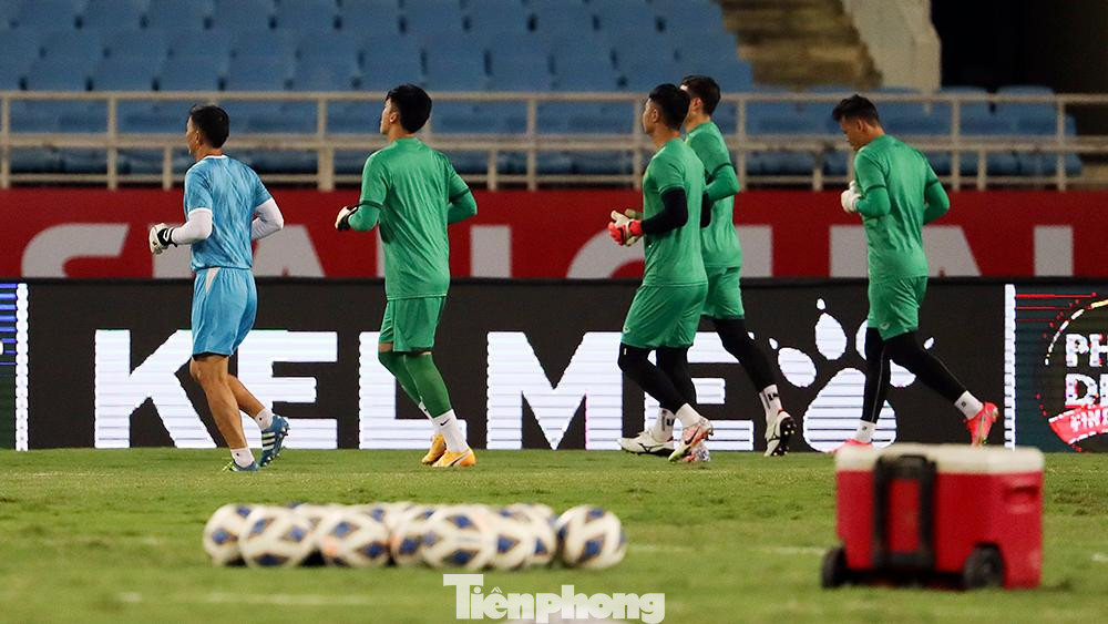 Ở buổi tập luyện, đội tuyển Việt Nam đón sự trở lại của trung vệ Bùi Tiến Dũng, những bài khởi động cùng đồng đội cho thấy chấn thương của Tiến Dũng đã ổn định. HLV Park Hang-seo nhận định đội tuyển Úc còn mạnh hơn so với đội tuyển Saudi Arabia.