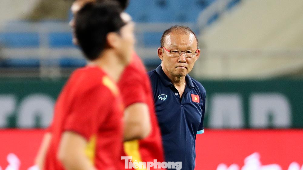 Nếu Bùi Tiến Dũng kịp trở lại, anh cùng với Thành Chung sẽ được lựa chọn trong sơ đồ 3 trung vệ của đội tuyển Việt Nam. Ngoài ra, Bùi Hoàng Việt Anh và Trương Văn Thiết cũng sẵn sàng là các phương án thay thế. Còn ở mặt trận tấn công, nhiều khả năng thầy Park sẽ thay thế Tiến Linh bằng Văn Toàn trên hàng công.