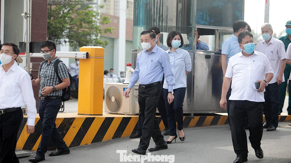 Ông Chu Ngọc Anh - Chủ tịch UBND TP Hà Nội, trực tiếp chỉ đạo công tác phòng dịch tại Bệnh viện K cơ sở Tân Triều.