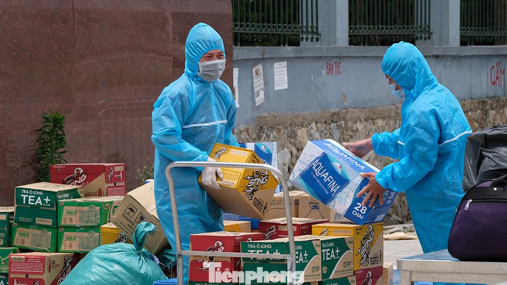 Mỳ tôm, nước uống và nhiều đồ dùng cá nhân liên tục được tập kết ngoài cổng viện.