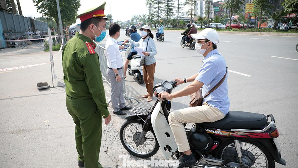 Nhiều người nhà bệnh nhân ngỡ ngàng khi toàn bộ bệnh viện bị phong toả phòng dịch COVID-19.