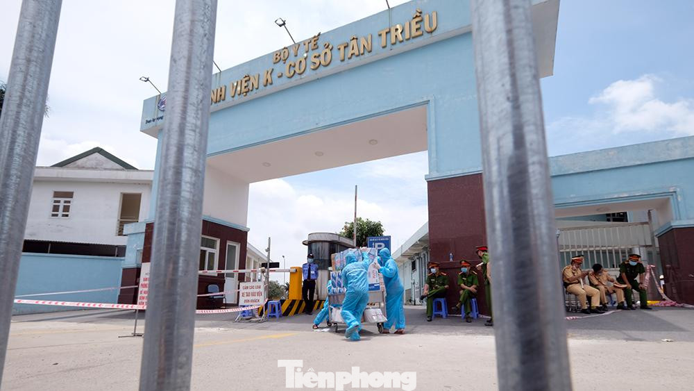 Trước đó, vào sáng nay, toàn bộ bệnh viên được phong toả nghiêm ngặt theo phương án "nội bất xuấtt, ngoại bất nhập" để phòng dịch ở mức độ cao nhất sau khi bệnh viện ghi nhận nhiều trường hợp dương tính với SARS-CoV-2.