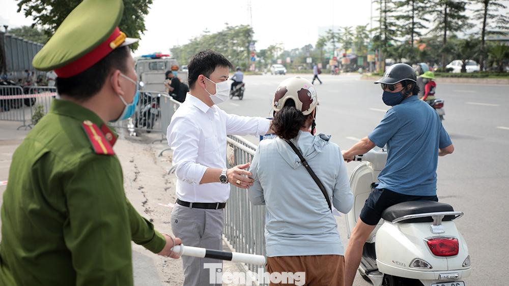 Bệnh viện thực hiện phong toả toàn bộ nhân viên y tế, bác sĩ, bệnh nhân và người nhà bệnh nhân để phòng dịch COVID-19.